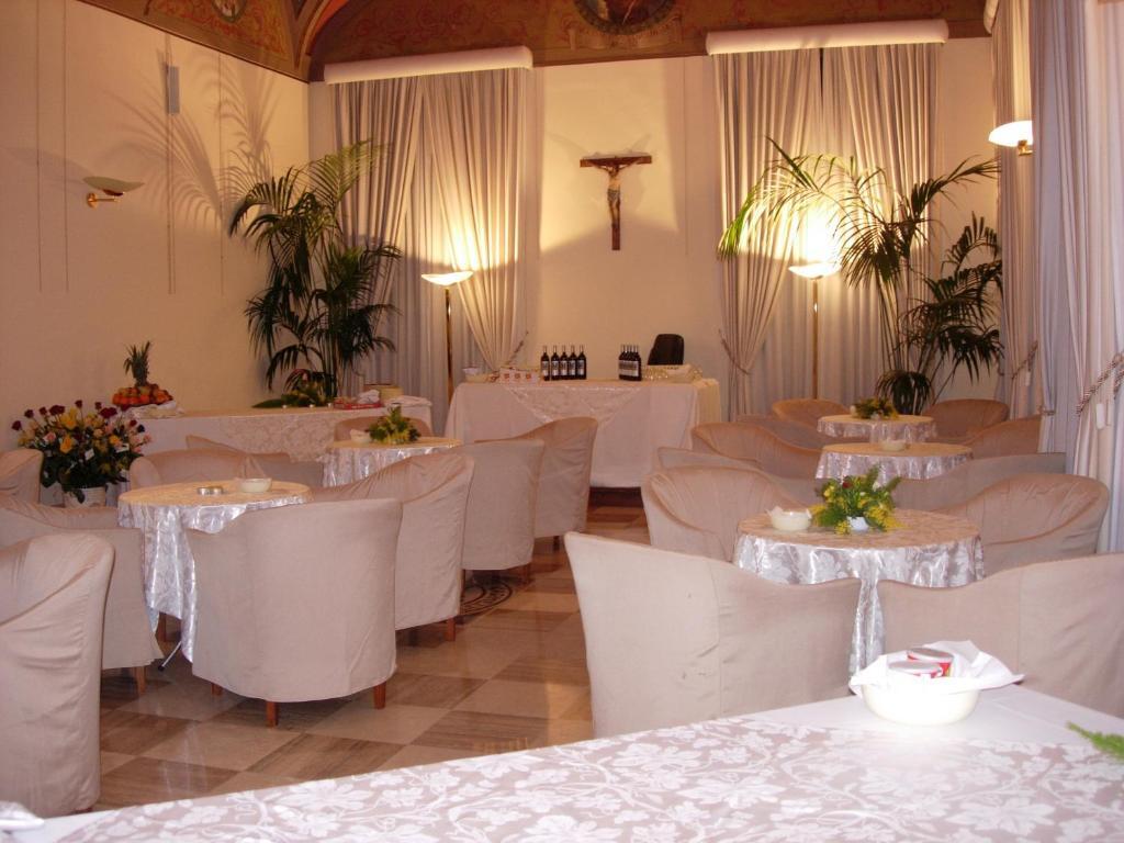 Отель Domus Carmelitana Рим Экстерьер фото