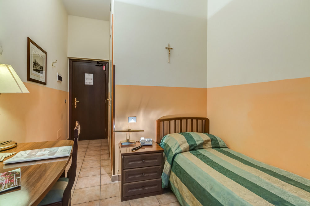 Отель Domus Carmelitana Рим Экстерьер фото