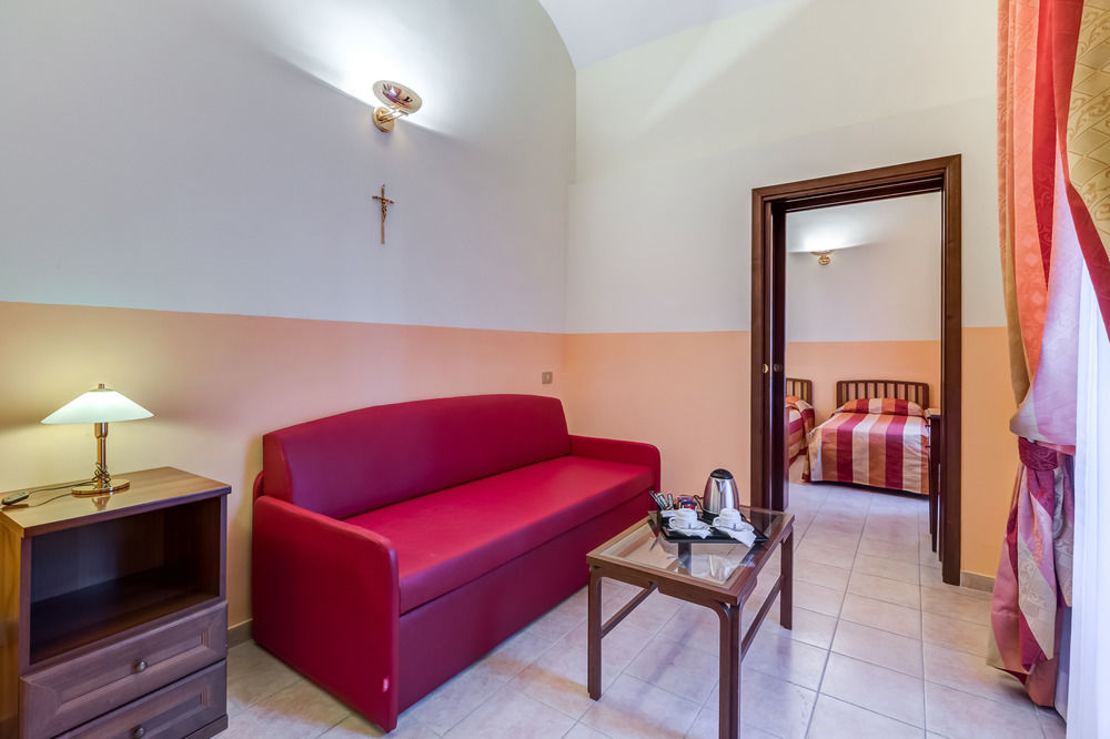 Отель Domus Carmelitana Рим Экстерьер фото